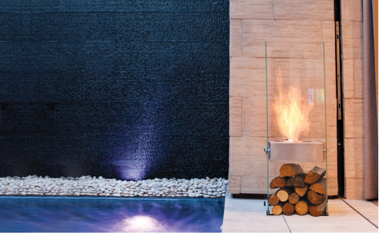 バイオエタノール暖炉「EcoSmart Fire」Ghostが屋内に置かれている画像