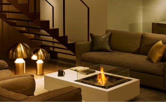 バイオエタノール暖炉「EcoSmart Fire」MANHATTAN50が屋内に置かれている画像