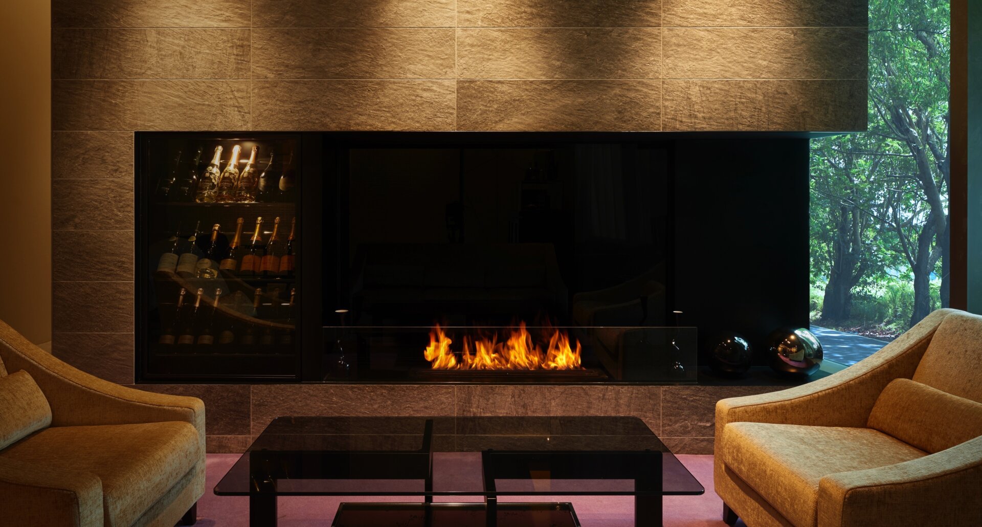 バイオエタノール暖炉「EcoSmart Fire」XL1200が屋内に置かれている画像