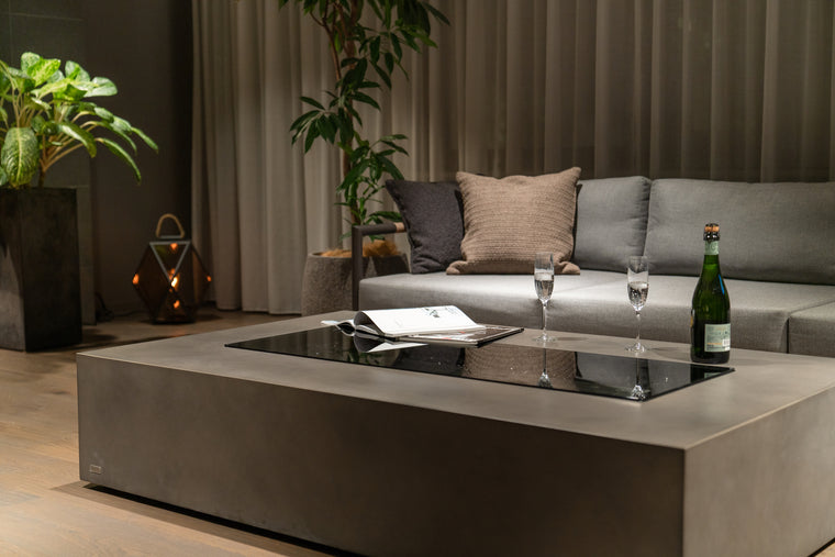 バイオエタノール暖炉「EcoSmart Fire」の専用ガラス天板 GLASS TOP RectをWHARF65で使用した例