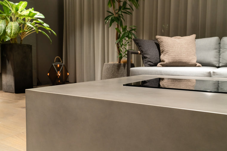 バイオエタノール暖炉「EcoSmart Fire」の専用ガラス天板 GLASS TOP RectをWHARF65で使用した例の接写