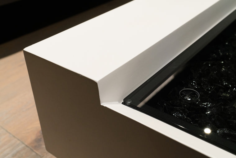 バイオエタノール暖炉「EcoSmart Fire」の専用ガラス天板 GLASS TOP RectをCOSMO50で使用した例の接写