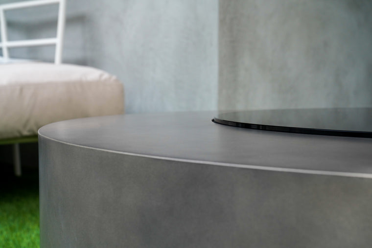 バイオエタノール暖炉「EcoSmart Fire」の専用ガラス天板 GLASS TOP CircleをARK40で使用した例の接写